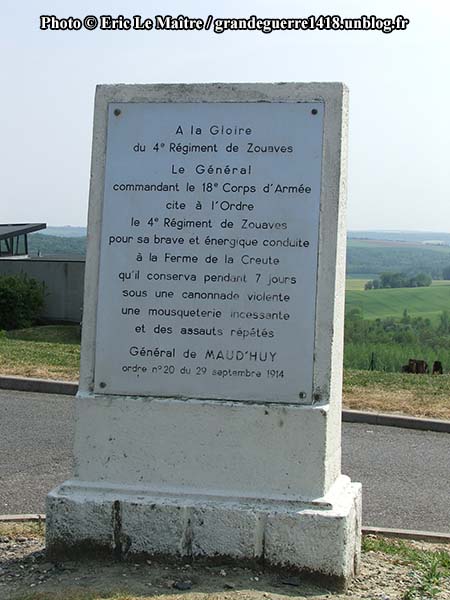 Stèle à la mémoire du 4ème régiment de zouaves.