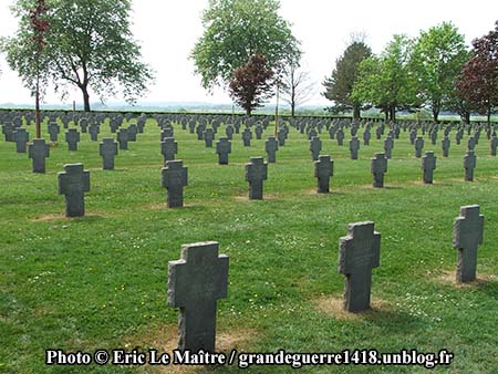 Alignement de tombes de soldats allemands