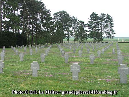 Alignement de tombes au cimetière militaire d'Auberive