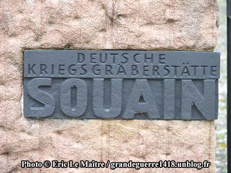 Plaque à l'entrée du cimetière allemand de Souain
