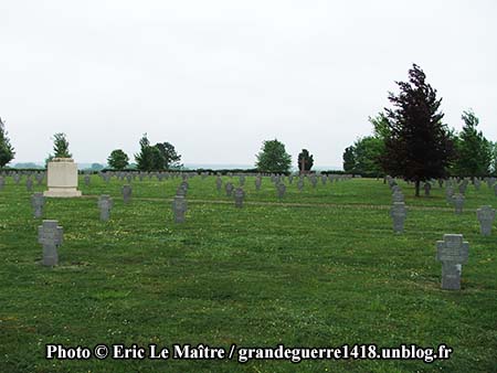 Alignement de tombes au cimetière allemand de Souain