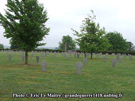 Autre vue d'un alignement de tombes au cimetière allemand de Souain