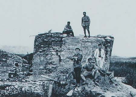 Soldats français sur l'observatoire en béton du fort