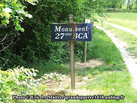 Panneau vous indiquant la fin du chemin d'accès et la proximité du monument du 27e BCA