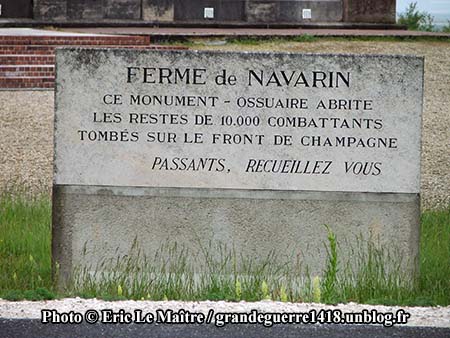 Plaque à l'entrée du monument ossuaire de Navarin