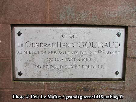 PC Gourgaud au monument ossuaire de Navarin vue de profil