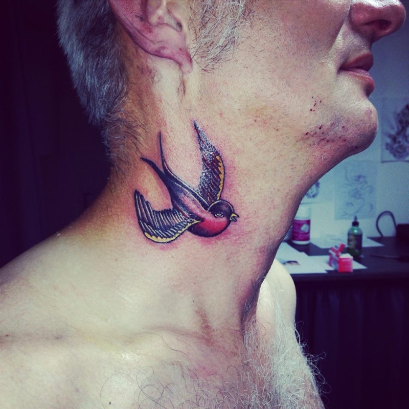Pin tatouage hirondelle homme on pinterest Tatouage hirondelle homme
