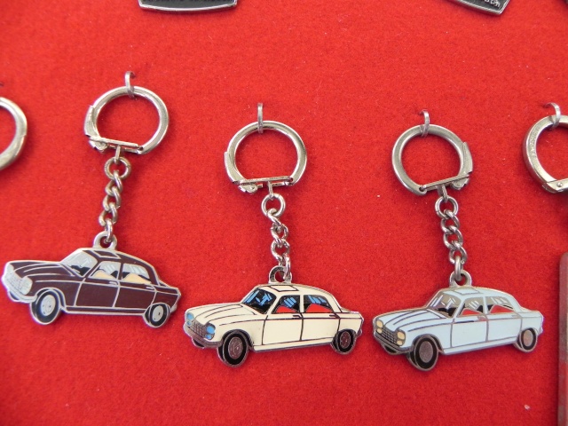 Porte-clés Peugeot 204 en étain 