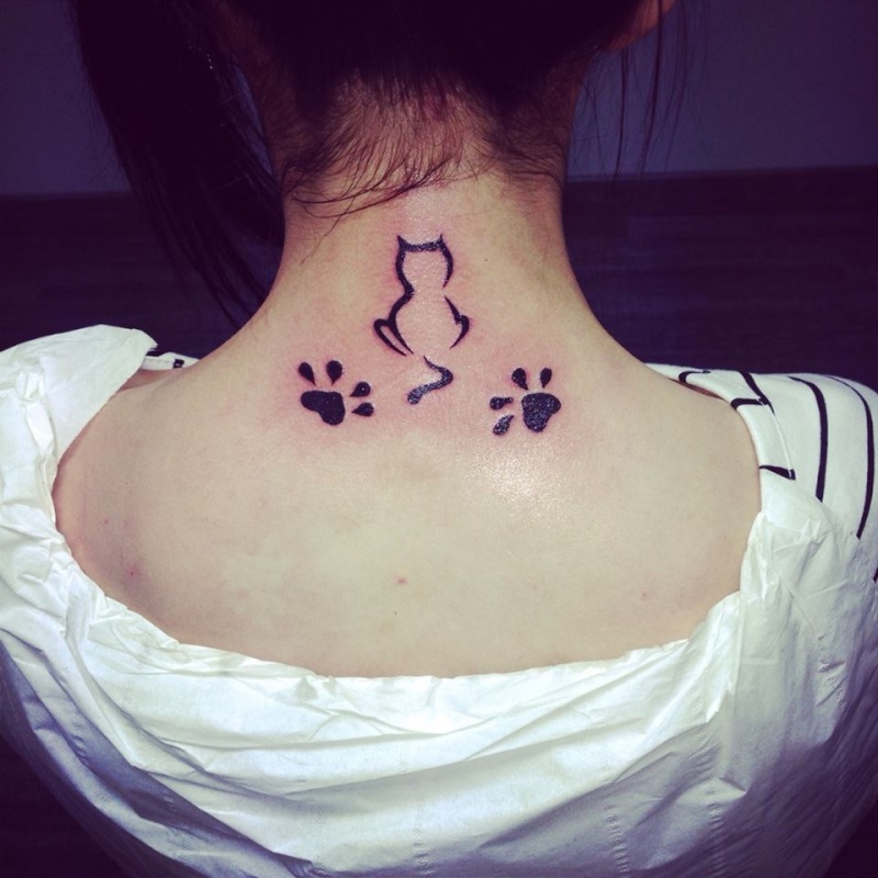 tatouage chat nuque femme | tuer auf